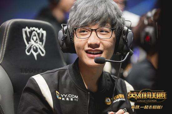 两名保镖同 两名保镖同